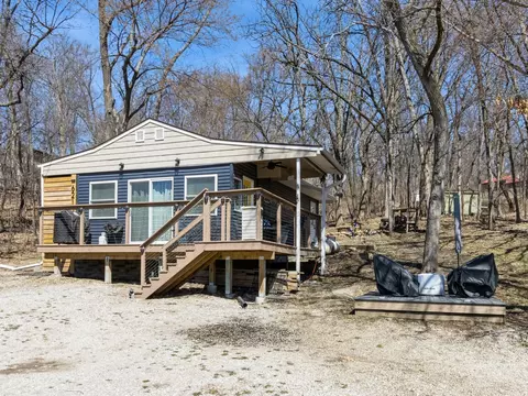 6213 NE Lakeshore Dr, Brooklyn, IA 52211