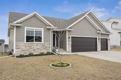 6035 Martin Dr, Pleasant Hill, IA 50327