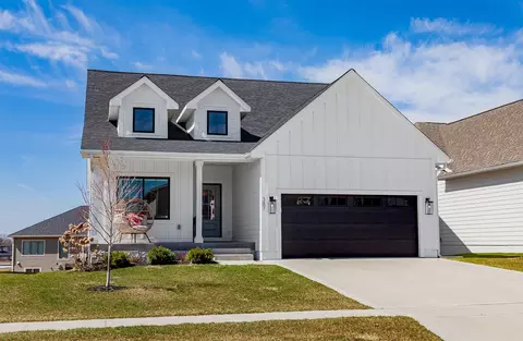 387 S 91st St, West Des Moines, IA 50266