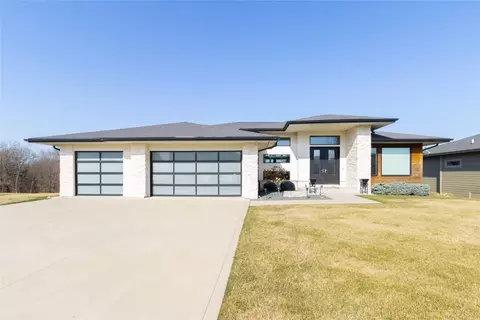 3120 Whitepine Ct, Waukee, IA 50263