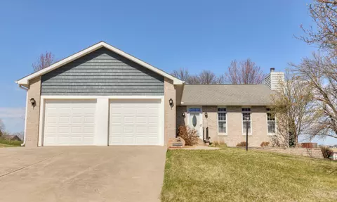 106 Valley Pl, Indianola, IA 50125