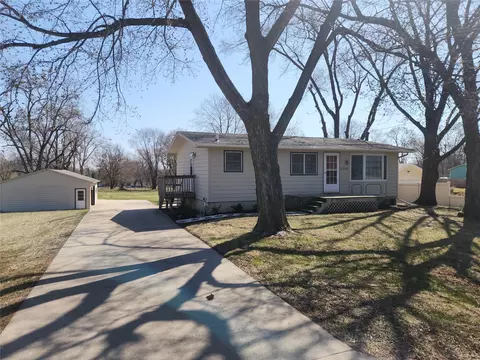 4305 NE 27th St, Des Moines, IA 50317