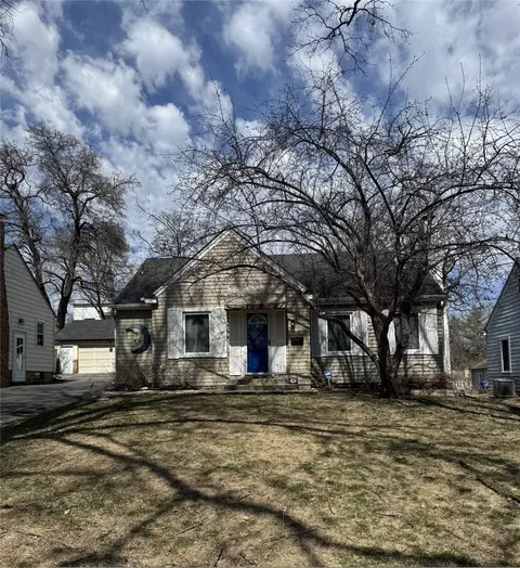 3931 Lincoln Place Dr, Des Moines, IA 50312