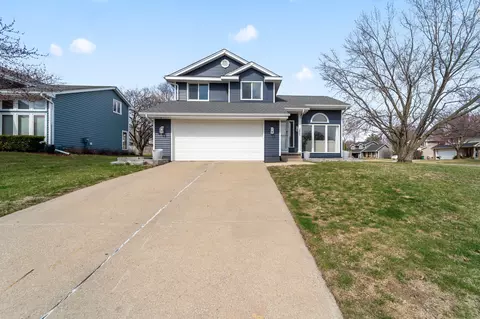 2701 Meadow Point Ct, West Des Moines, IA 50265