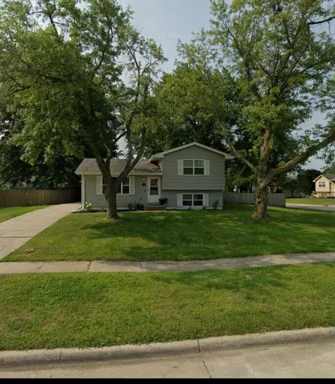 2020 Parkhill Dr, Norwalk, IA 50211