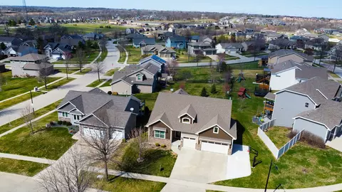 9285 Sugar Creek Cir, West Des Moines, IA 50266