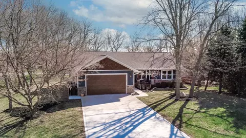 128 Holland Dr, Pella, IA 50219