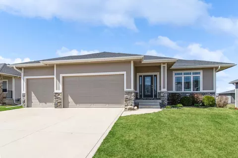5404 165th St, Urbandale, IA 50323