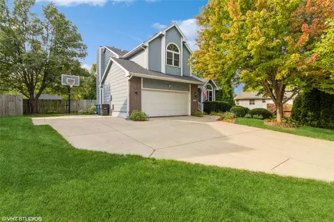 4930 Bel Aire Rd, Des Moines, IA 50310