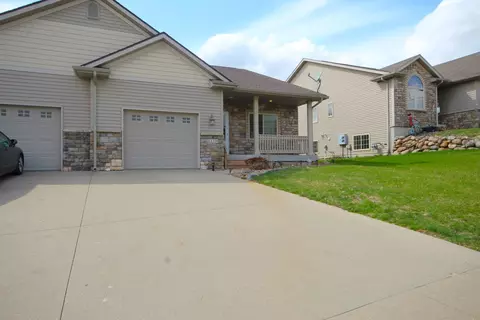 2230 Fountain Crest Dr, Pleasant Hill, IA 50327
