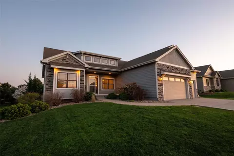 16206 Brookview Dr, Urbandale, IA 50323