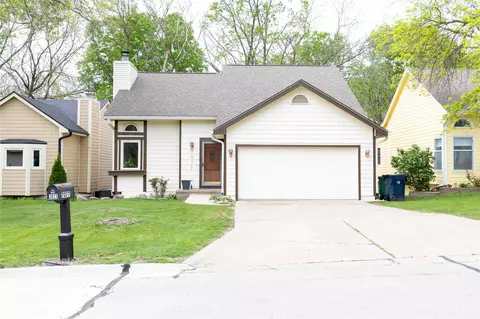 7077 Hickory Ln, Urbandale, IA 50322