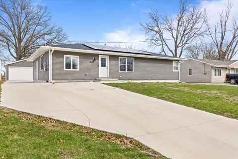 8021 Ridgeview Dr, Des Moines, IA 50320