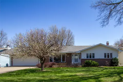1412 Country Club Dr, Pella, IA 50219