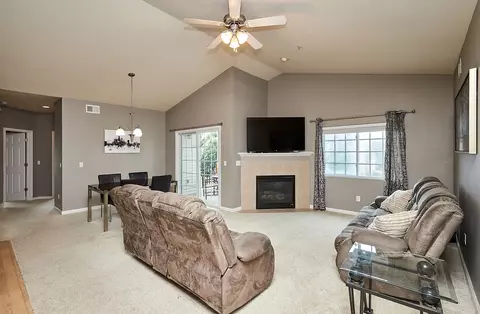 6255 Beechtree Dr #1302, West Des Moines, IA 50266