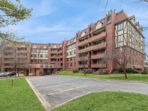 2880 Grand Ave #107, Des Moines, IA 50312