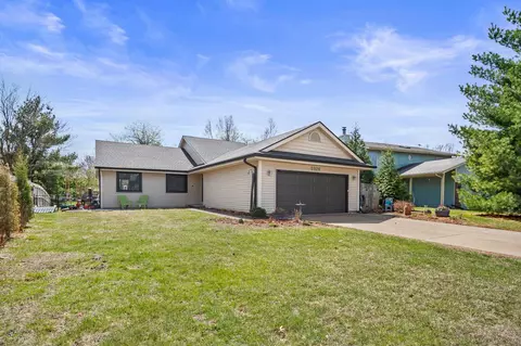 5926 Village Cir, Johnston, IA 50131