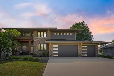 9524 Wickham Dr, Johnston, IA 50131