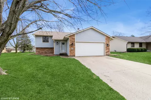 2612 White Oak Dr, Ames, IA 50014