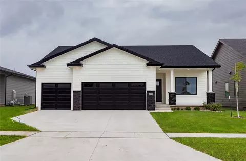 9445 NW 82nd Ave, Johnston, IA 50131