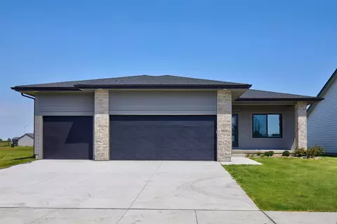 9513 NW 82nd Ave, Johnston, IA 50131