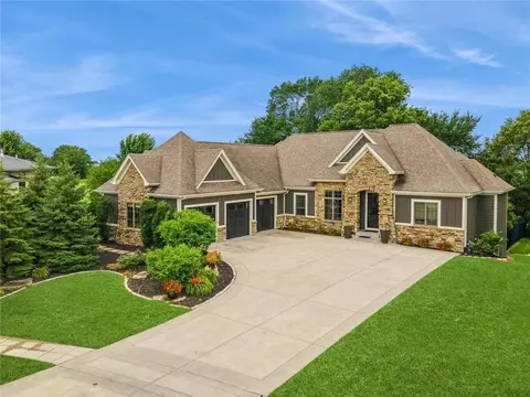 2319 Hearthstone Cir SW, Altoona, IA 50009