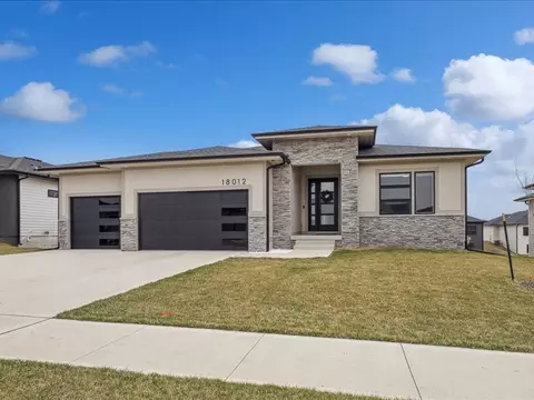 18012 Townsend Dr, Clive, IA 50325