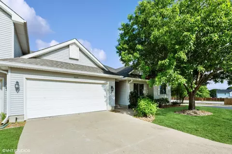 10120 Meredith Dr #2, Urbandale, IA 50322