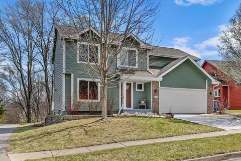 6836 Mill Pond Dr, Urbandale, IA 50322