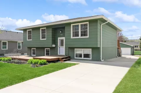 528 10th St, West Des Moines, IA 50265
