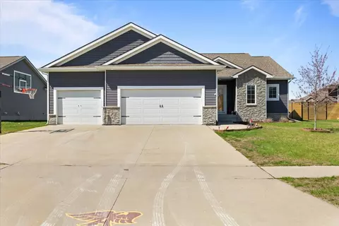 610 SW 40th St, Ankeny, IA 50023