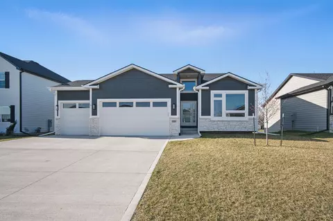 920 Melody Cir, Waukee, IA 50263