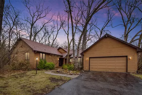 12954 Oak Brook Dr, Urbandale, IA 50323