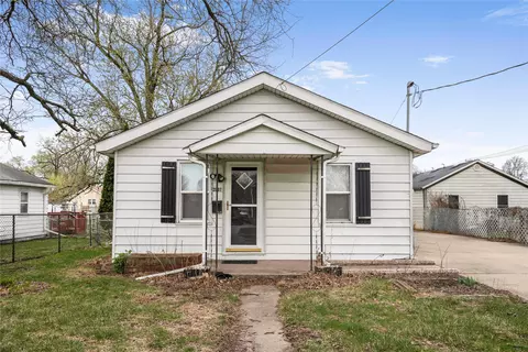 2907 Garfield Ave, Des Moines, IA 50317
