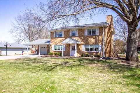 214 E 8th St, Pella, IA 50219