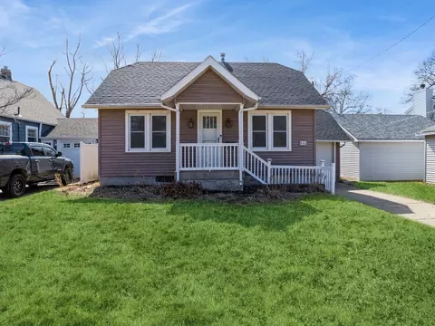 811 S 7th Ave W, Newton, IA 50208