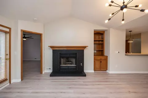 8142 Dellwood Dr, Urbandale, IA 50322