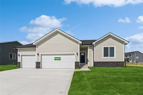 395 NW Compass Ave, Waukee, IA 50263