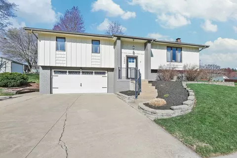 1323 E 7th St, Pella, IA 50219