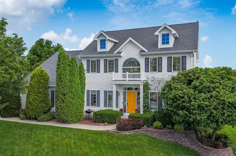 8935 Lyndhurst Dr, Johnston, IA 50131