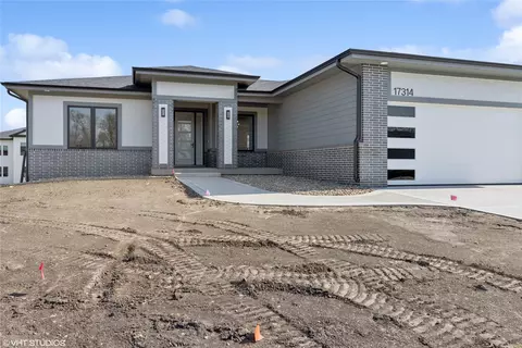 17314 Springbrook Trl, Urbandale, IA 50323