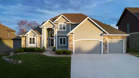 9424 Wickham Dr, Johnston, IA 50131