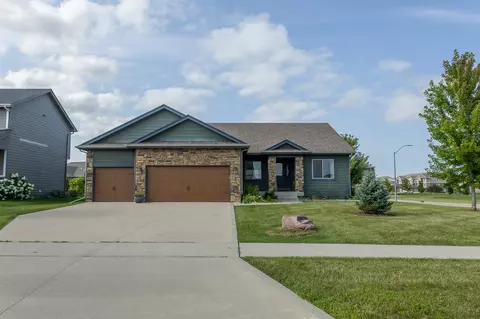 805 NE Traverse Dr, Waukee, IA 50263
