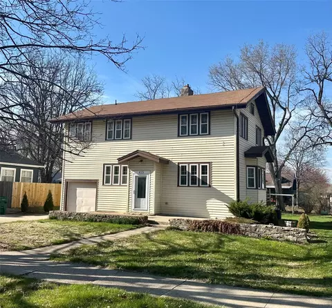 415 E Jefferson St, Winterset, IA 50273
