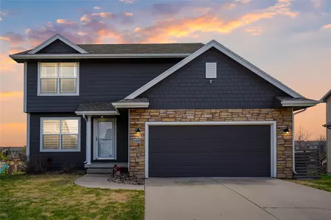 1409 93rd St, West Des Moines, IA 50266