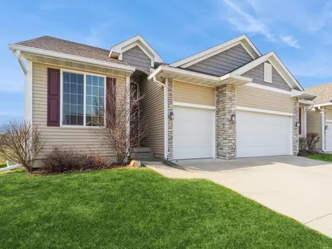 10287 Coventry Cir, Johnston, IA 50131