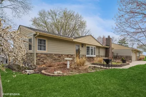 8147 Ridgeview Dr, Des Moines, IA 50320
