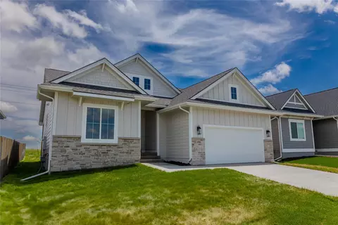 1910 Silver Maple Dr, Norwalk, IA 50211