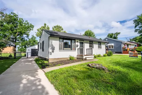 832 19th St, West Des Moines, IA 50265
