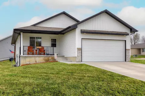 320 Wise Ct, Mitchellville, IA 50169